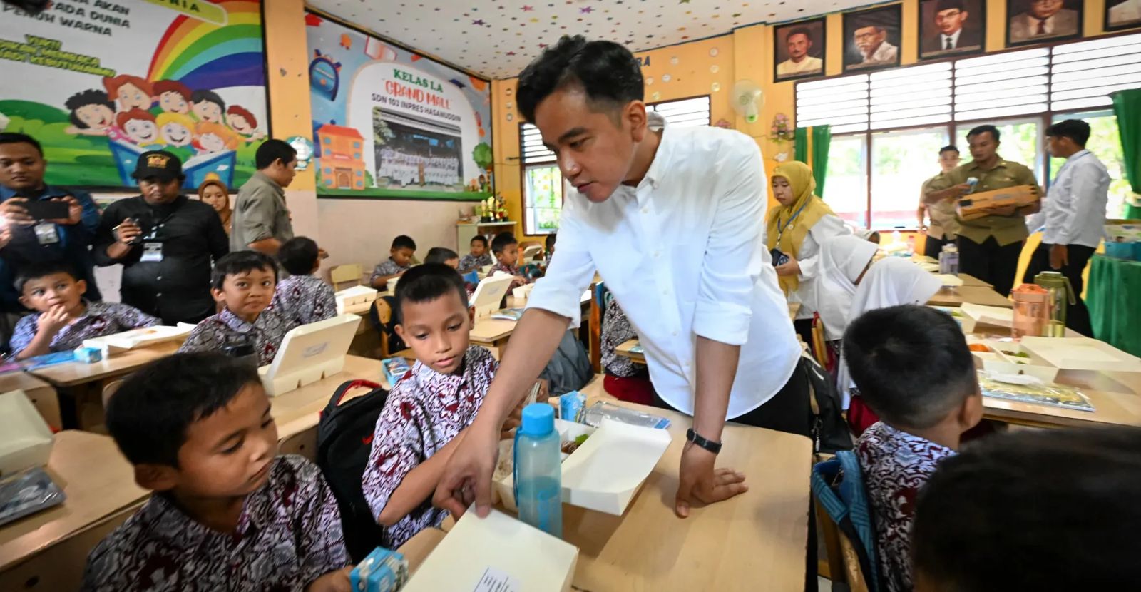 Dorong Keterlibatan Petani dan UMKM Lokal, Wapres Tinjau Program Makan Bergizi Gratis di SDN 103 Inpres Hasanuddin