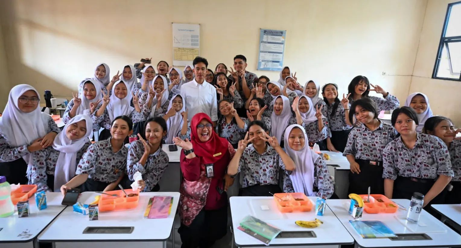 Wapres Tinjau Makan Bergizi Gratis  dengan Menu yang Disiapkan dari Dapur Sekolah Kejuruan