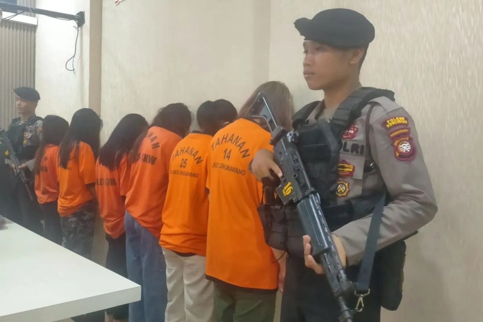 Polisi Grebek Ruko di Singkawang, Enam Perempuan Terlibat Judi Online Ditangkap