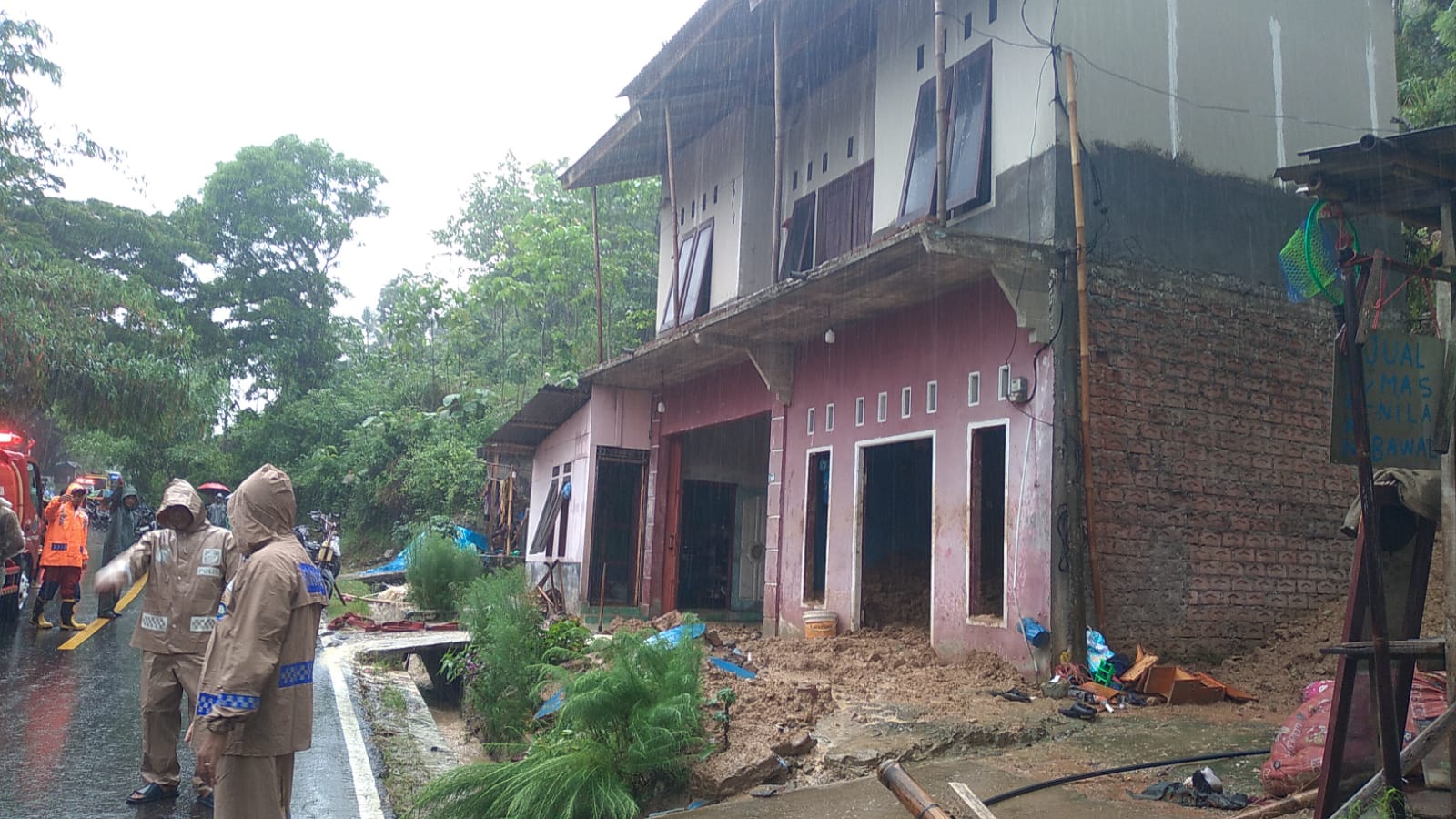 Rumah Tertimbun Longsor, Dua Warga Jadi Korban
