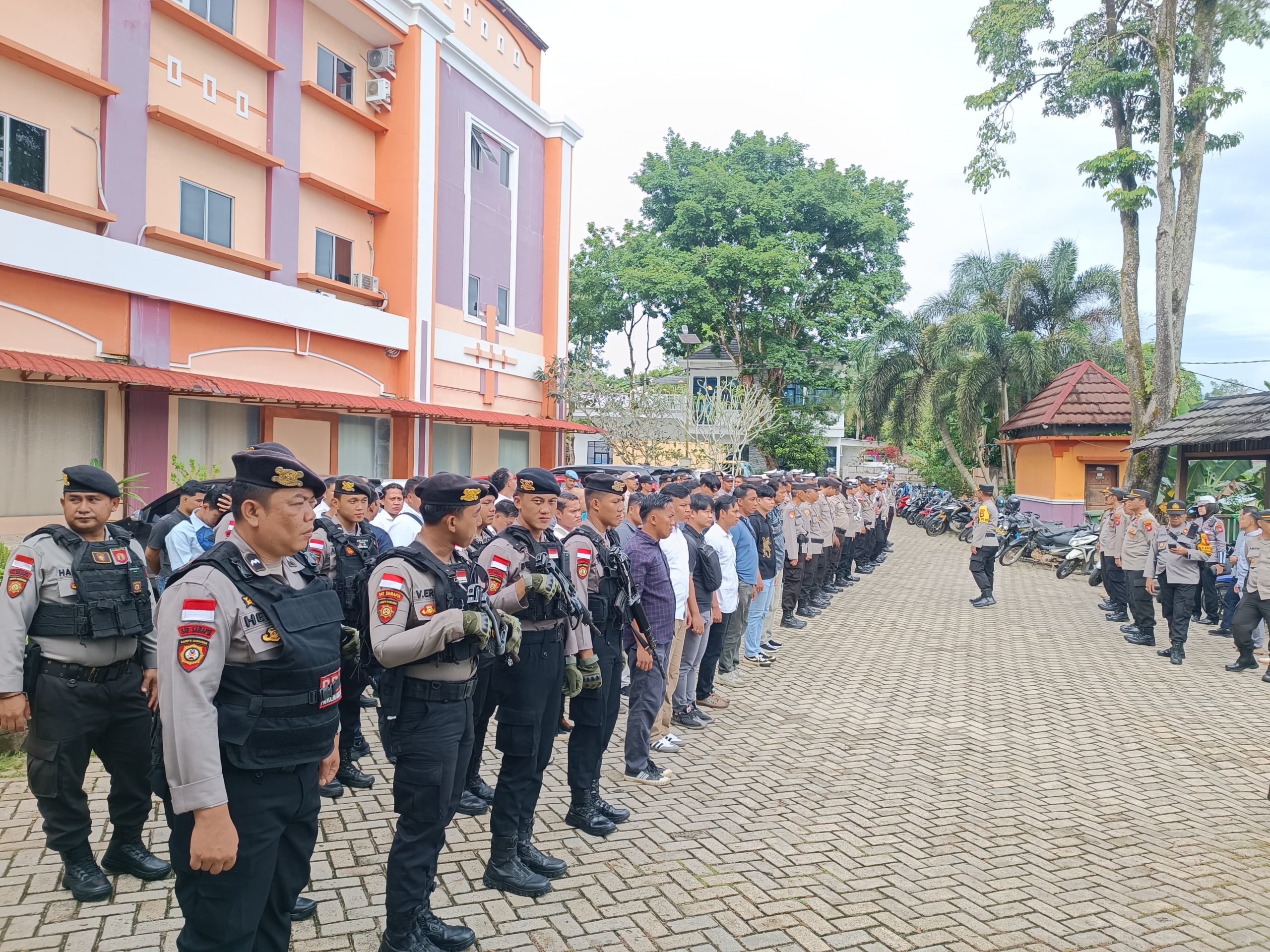 Kapolres Bengkayang Pimpin Pengamanan Rapat Pleno Rekapitulasi Suara Pilkada 2024 Tingkat Kabupaten