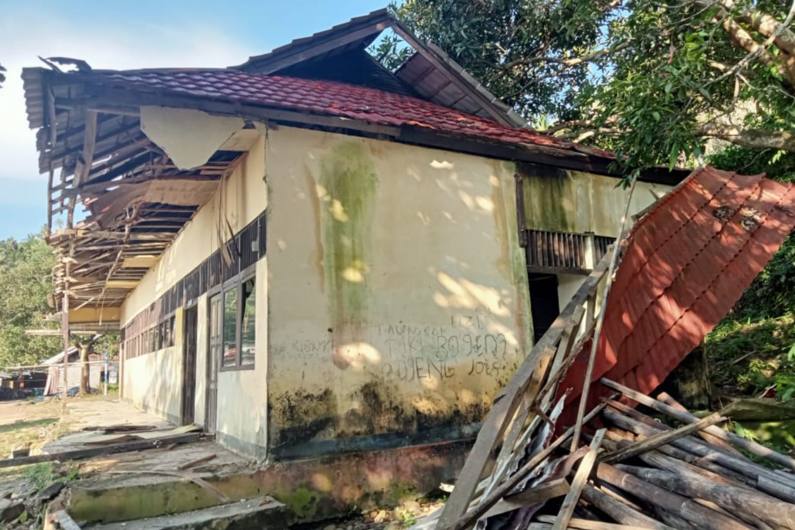 Sekolah SMPN 4 Sungai Raya Kepulauan Ambruk, Orang Tua Murid Berharap Segera Direnovasi