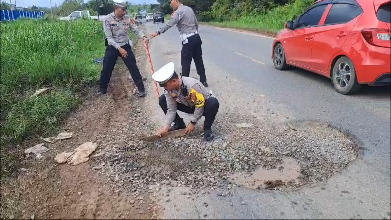 Usai Makan Korban, Lubang di Jalan Trans Kalimantan KM 36 Dilakukan Penanganan Darurat oleh Polres Kubu Raya