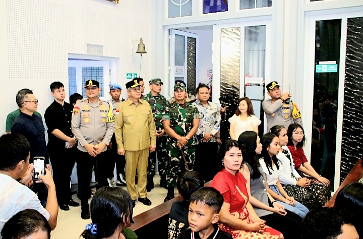 Pastikan Nataru Aman,Gubernur Bersama Forkopimda Tinjau Gereja dan Pos Pengamanan