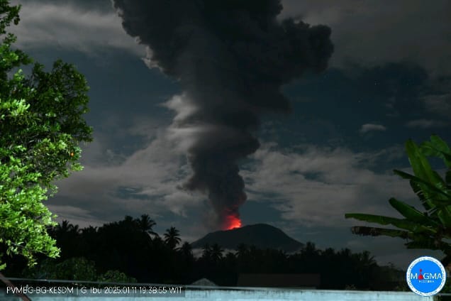 Gunung Ibu Erupsi dengan Tinggi Kolom Abu 4.000 Meter