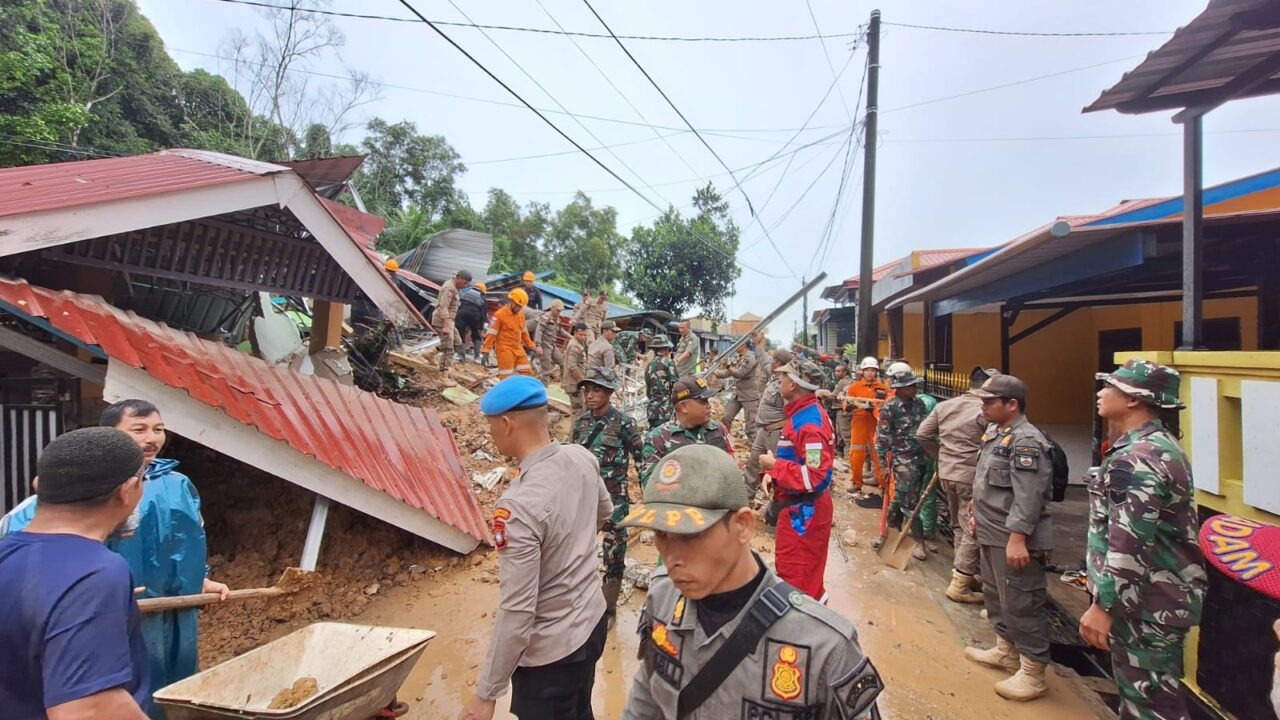Empat Warga Tertimbun Longsor di Kota Batam