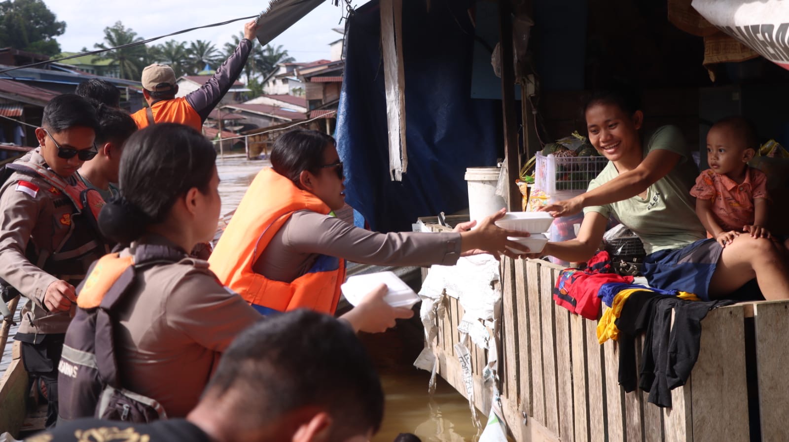 Polres Bengkayang dan Tim Gabungan Salurkan Bantuan Sosial ke Masyarakat Terdampak Banjir