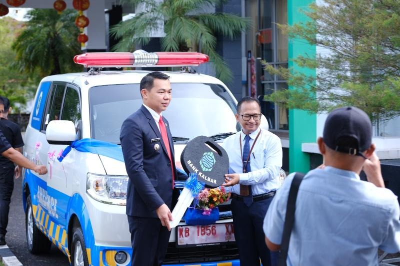Pemkab Kapuas Hulu Terima CSR Ambulans dari Bank Kalbar