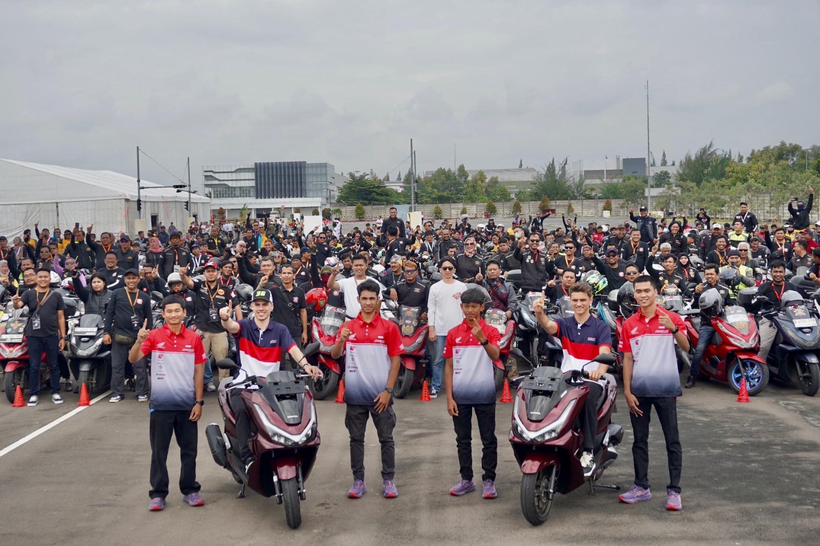 Bak Mendapat Durian Runtuh, Joan Mir dan Luca Marini Temui 500 Bikers Honda PCX