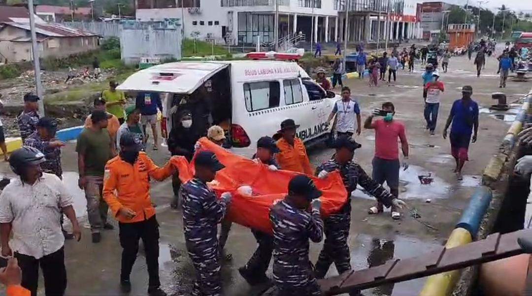 TNI AL Evakuasi Jenazah Jurnalis Metro TV Setelah Ledakan Kapal Basarnas di Tidore