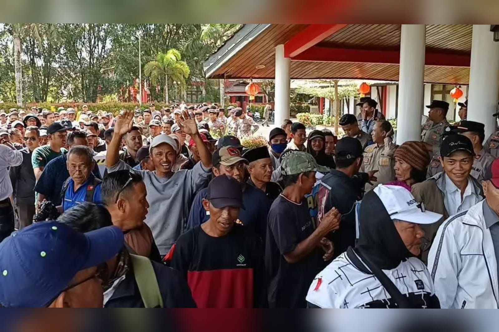Warga Jawai Geruduk DPRD Sambas, Desak Peresmian JSSB dan Perbaikan Infrastruktur