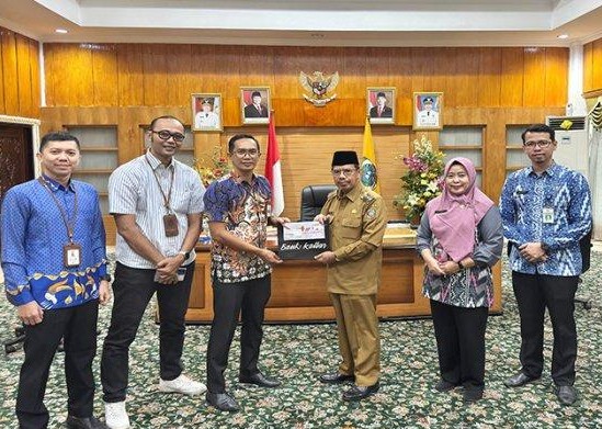 Bank Kalbar Serahkan Kartu Kredit Pemerintah Daerah kepada Pj Bupati Mempawah