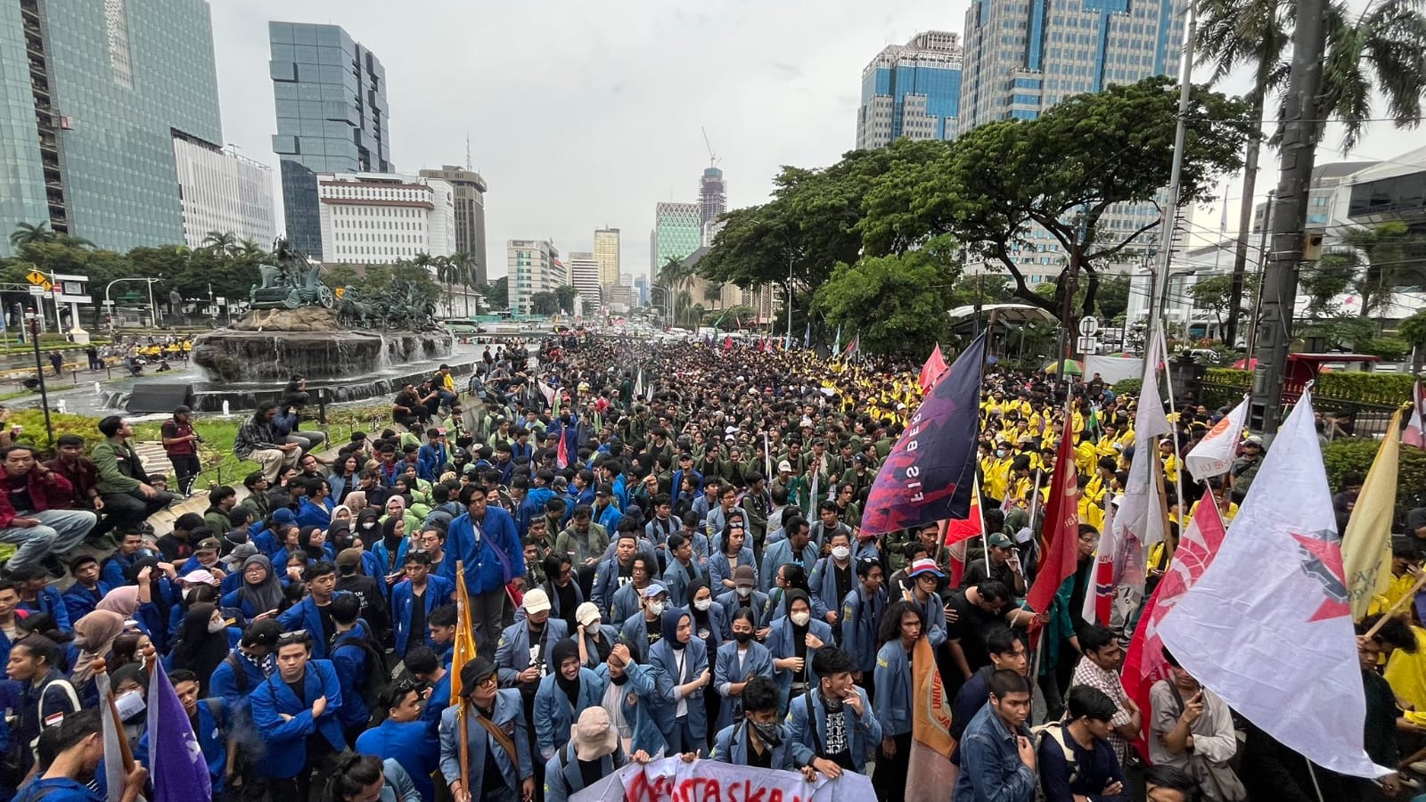Mahasiswa Tuntut Evaluasi MBG: Siang Anak Makan Gratis, Malam Tak Makan Karena Ortu Dipecat!