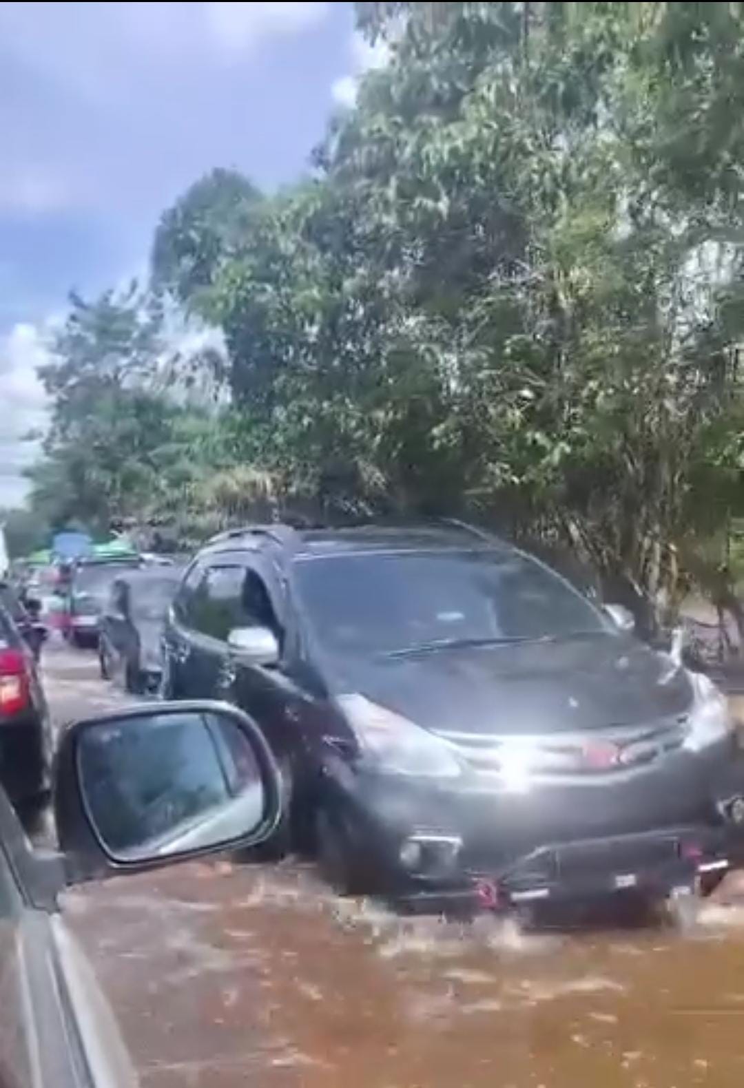 Air Tak Kunjung Surut, Aktivitas Masyarakat Sungai Ambawang Terganggu