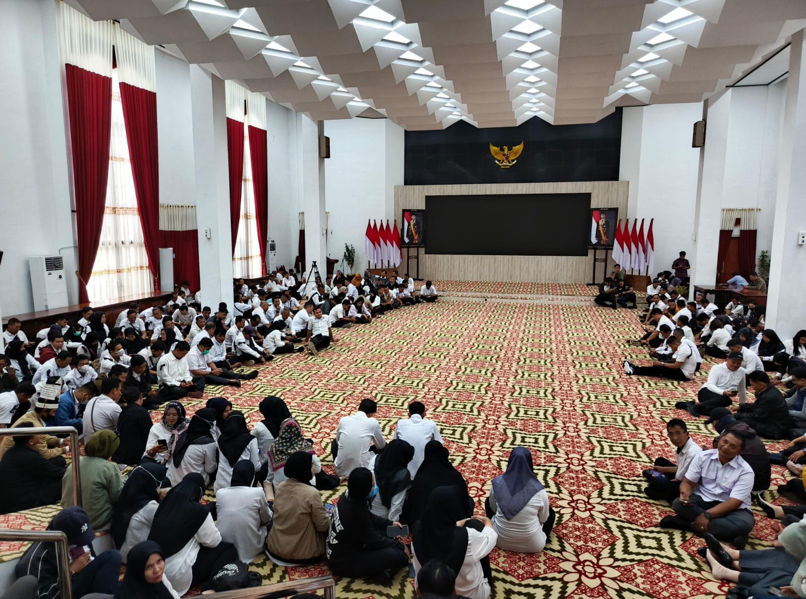 Massa Datangi Pemprov Kalbar Dorong Pempus Kaji Ulang Penundaan Pengangkatan CPNS dan CP3K