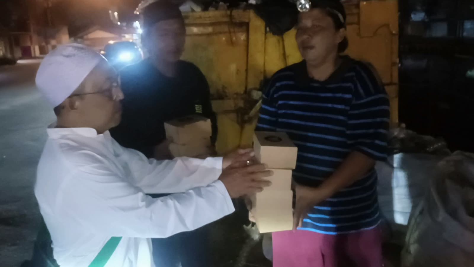 Alumni STM Negeri 2/SMK Negeri 4 Pontianak Angkatan 1996 Berbagi Paket Sahur untuk Petugas Kebersihan