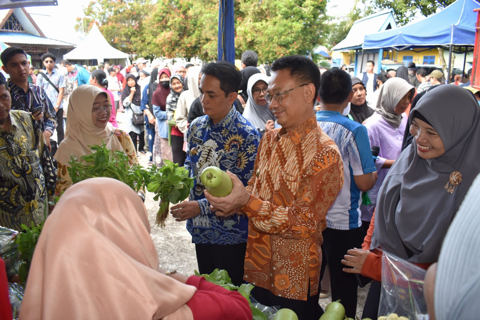 Warga Antusias Serbu Pasar Murah di Pontianak Timur