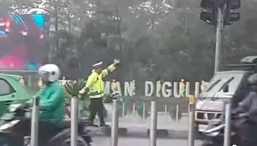 Polisi Itu Bernama Aipda Rahman! Urai Kemacetan Di Bundaran Untan Saat Hujan Deras