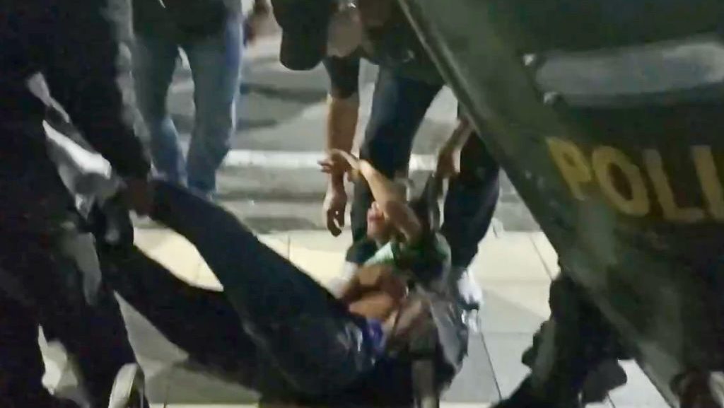 Massa Aksi Demo Tolak UU TNI Diamankan Polisi Surabaya