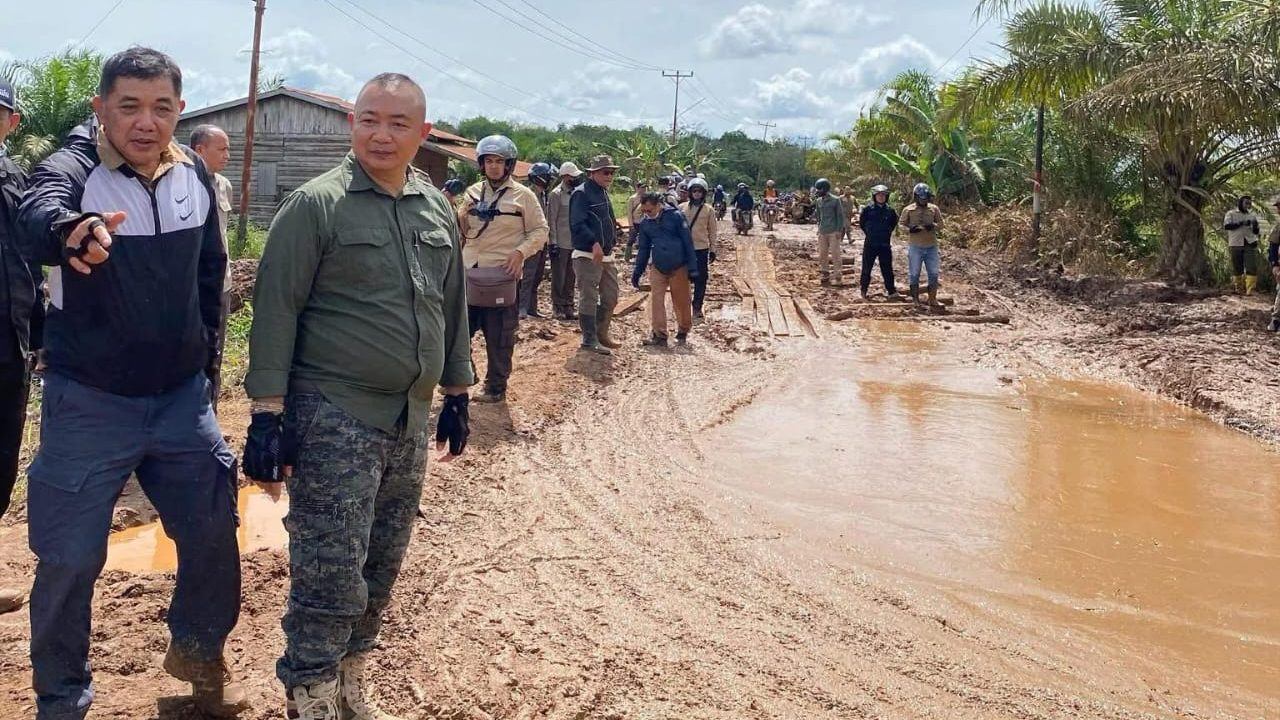 Rasakan Keluhan Masyarakat, Bupati Ketapang Alex Wilyo Tinjau Jalan Rusak