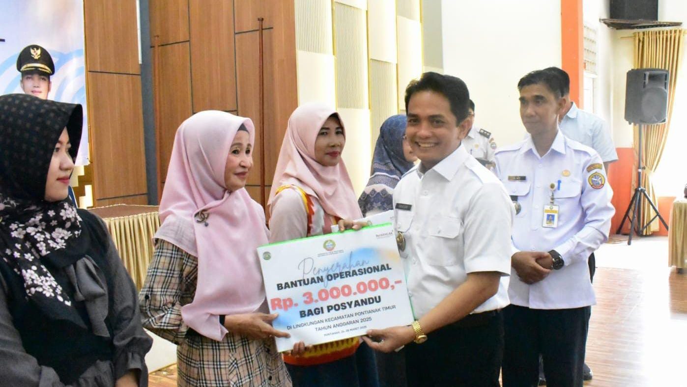 Bahasan Serahkan Bantuan Operasional ke 67 Posyandu di Kecamatan Pontianak Timur