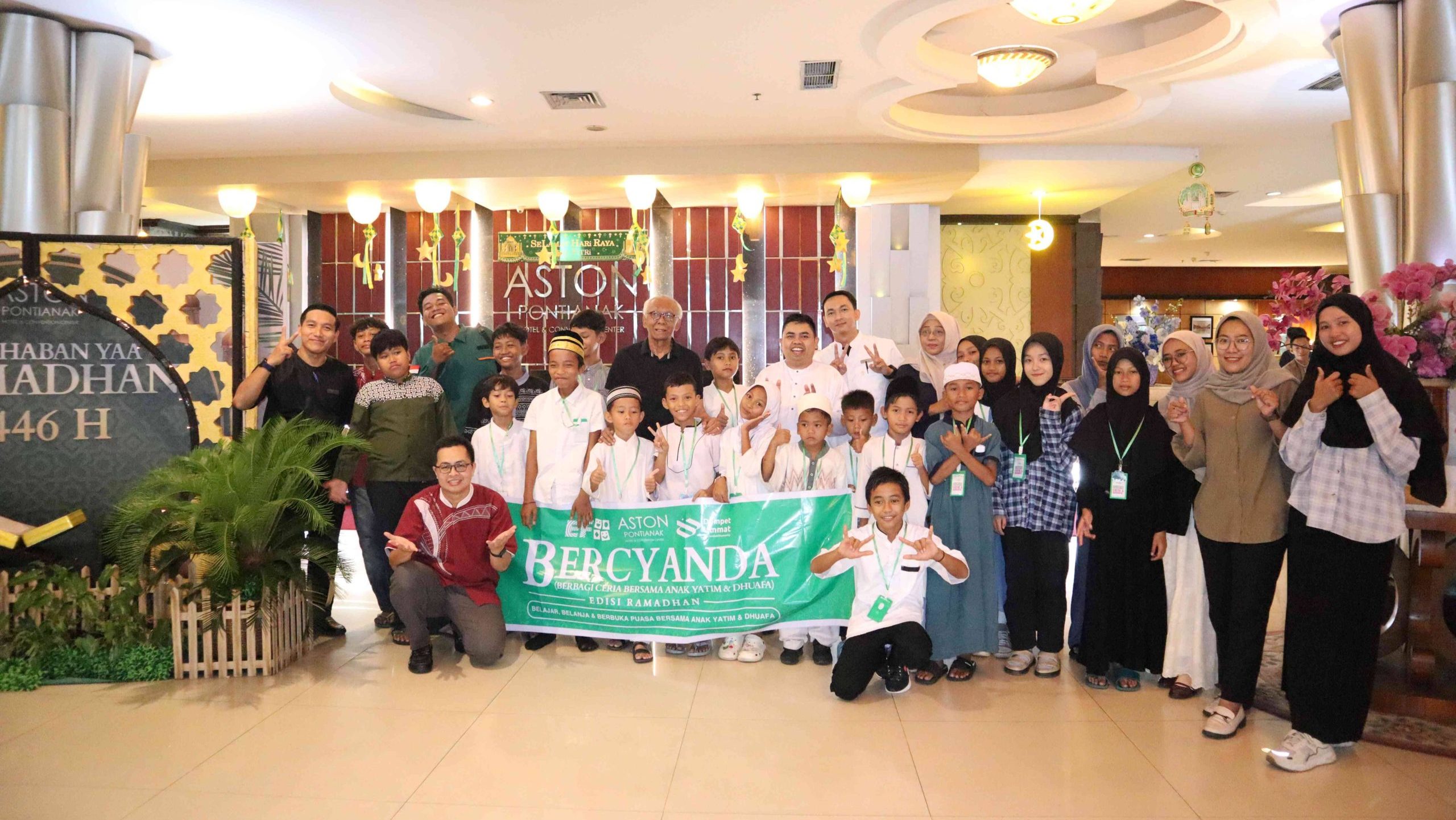 Aston Pontianak, EF Pontianak, dan Dompet Ummat Berbagi Kebahagiaan dengan Anak Yatim &amp; Dhuafa