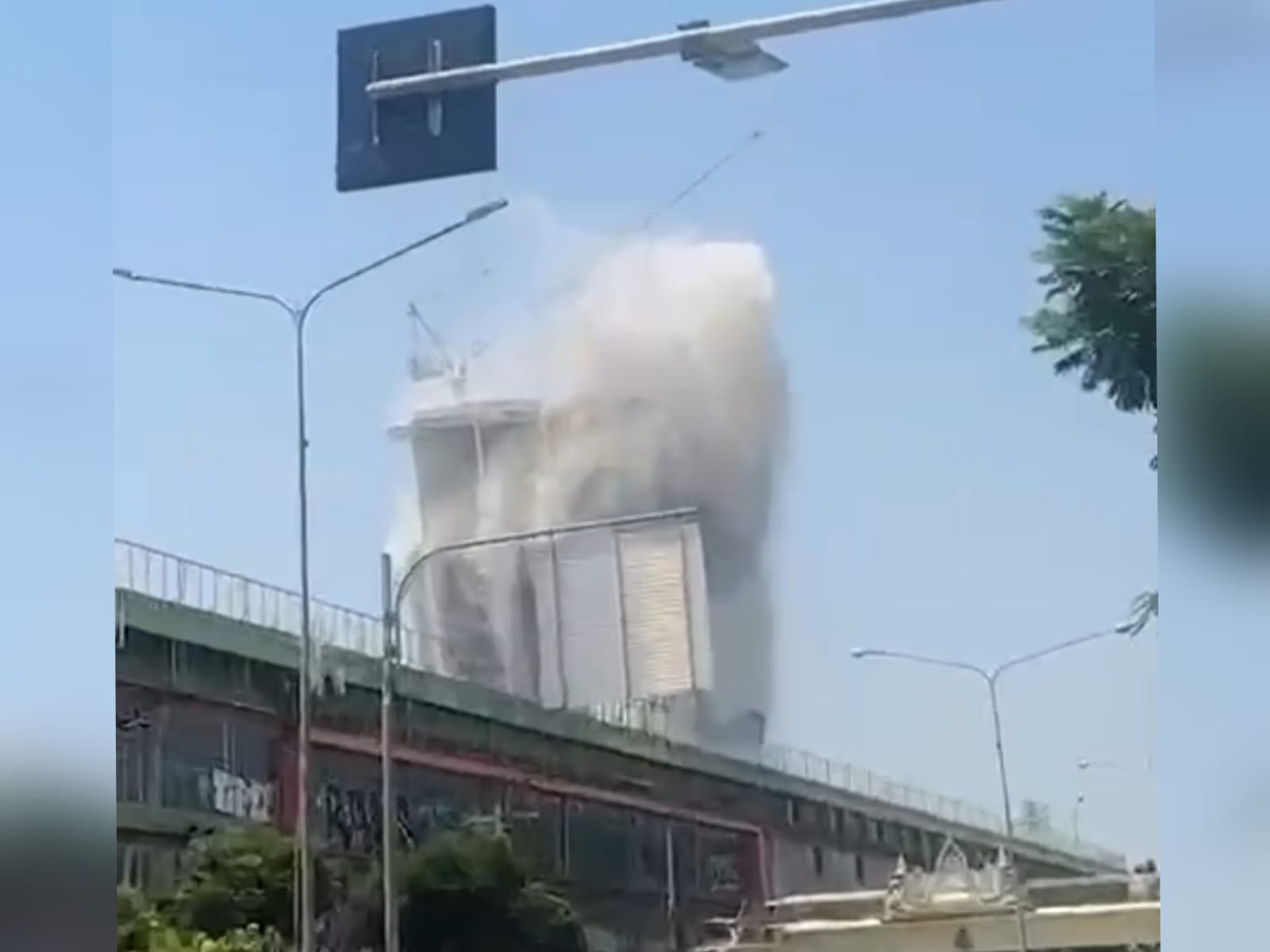 Gedung Ambruk di Bangkok Akibat Gempa Myanmar, Enam Orang Tewas