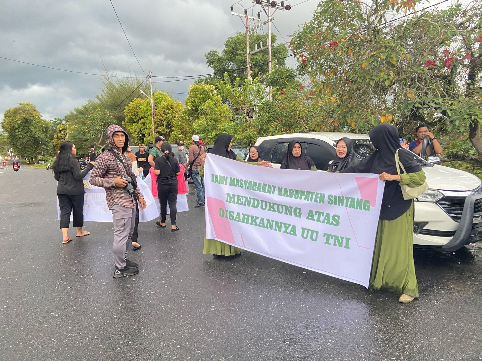 Dukung RUU TNI, FKMI dan MT Reborn Bagikan Takjil di Jalan Sintang