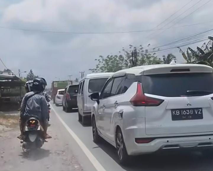 Jalan Raya Mensere - Tebas Padat di Hari Raya Idul Fitri Kedua