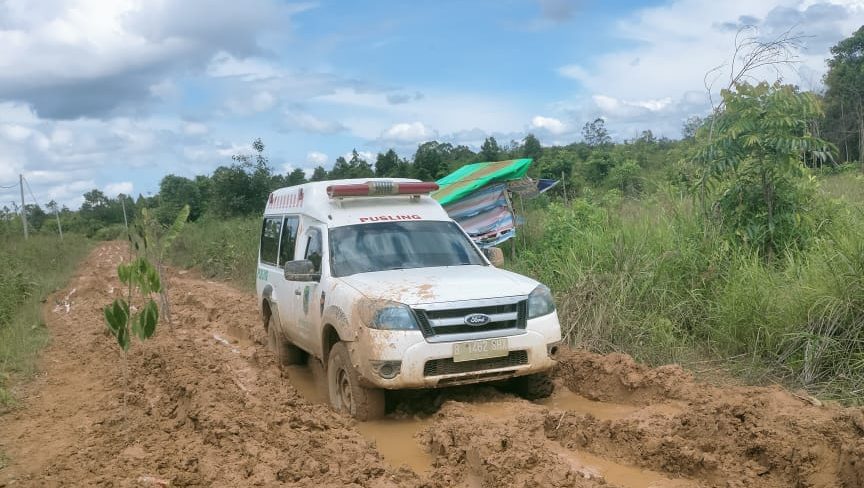 Ambulan Rujukan dari Puskesmas Jelimpau Tersendat di Jalan Rusak Menuju Sintang