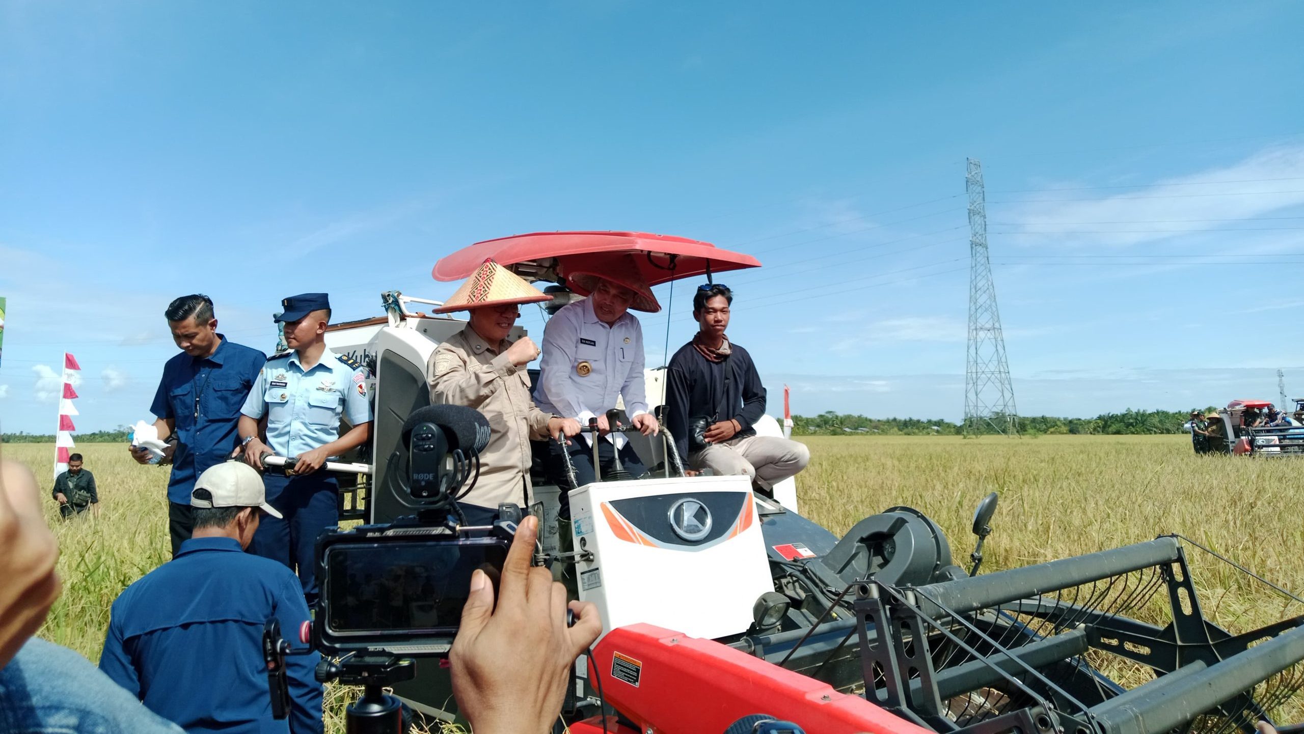 Gubernur Kalbar Ria Norsan Dorong Kemandirian Pangan Saat Hadiri Panen Raya di Sambas