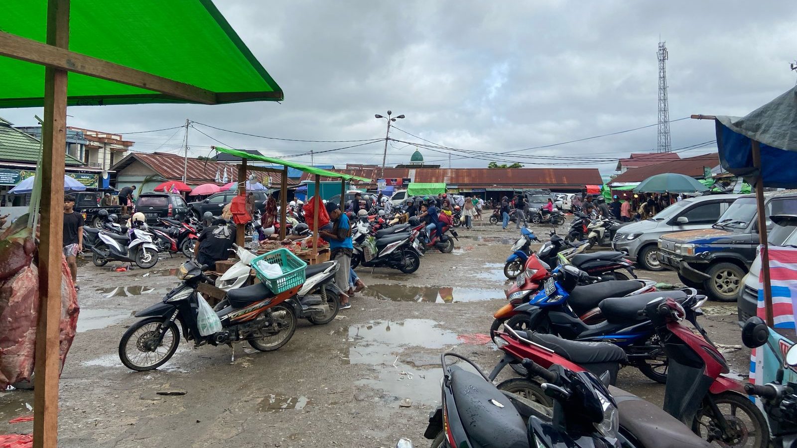Area Parkir Pasar Tradisional Masuka, Sintang, Rusak dan Berlubang