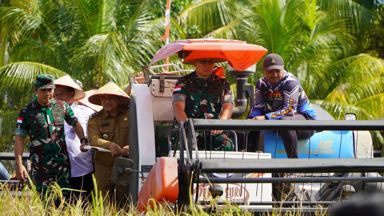 Pangdam XII/Tpr Dampingi Gubernur Kalbar Panen Raya, Tegaskan Pentingnya Ketahanan Pangan untuk Kekuatan Bangsa