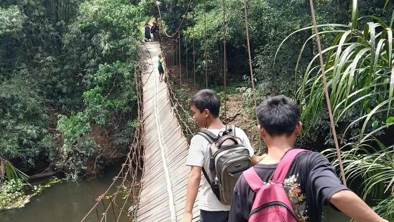 Jembatan Gantung di Desa Lomba Karya Bengkayang Sudah Sebulan Rusak, Belum Ada Tindakan Perbaikan