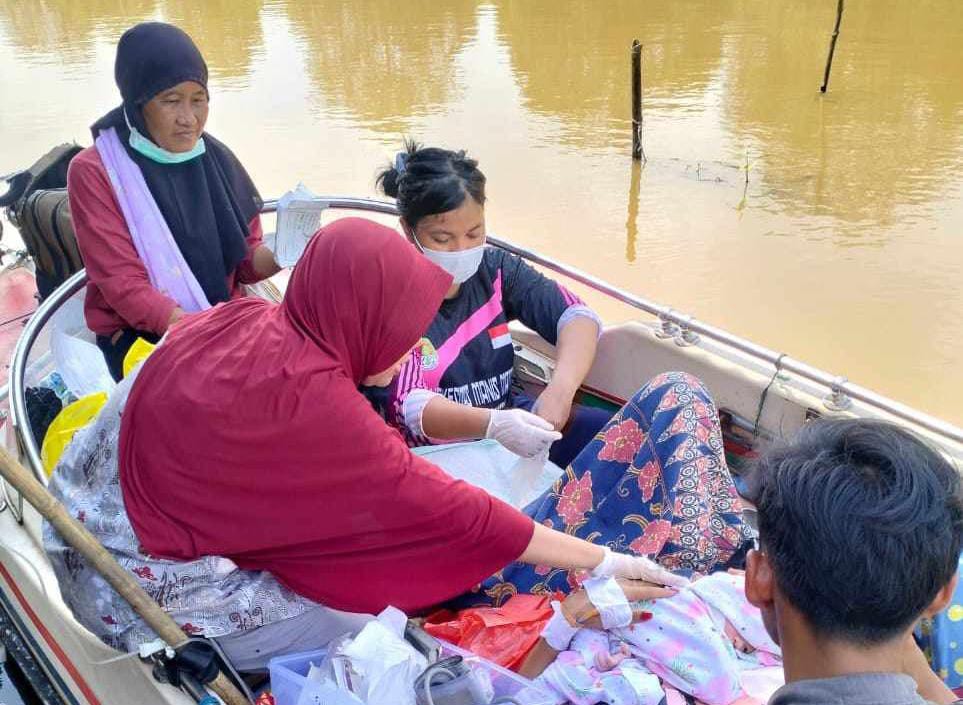 Kendala Akses Jalan dan Minimnya Fasilitas, Seorang Wanita Di Kelampai Melahirkan Di Speedboat
