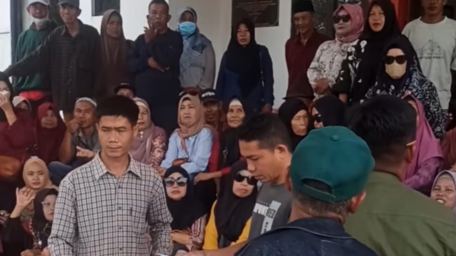 Diduga Selingkuh hingga Lahirkan Anak, Kades dan Sekdes di Desa Pusaka Sambas Dituntut Mundur