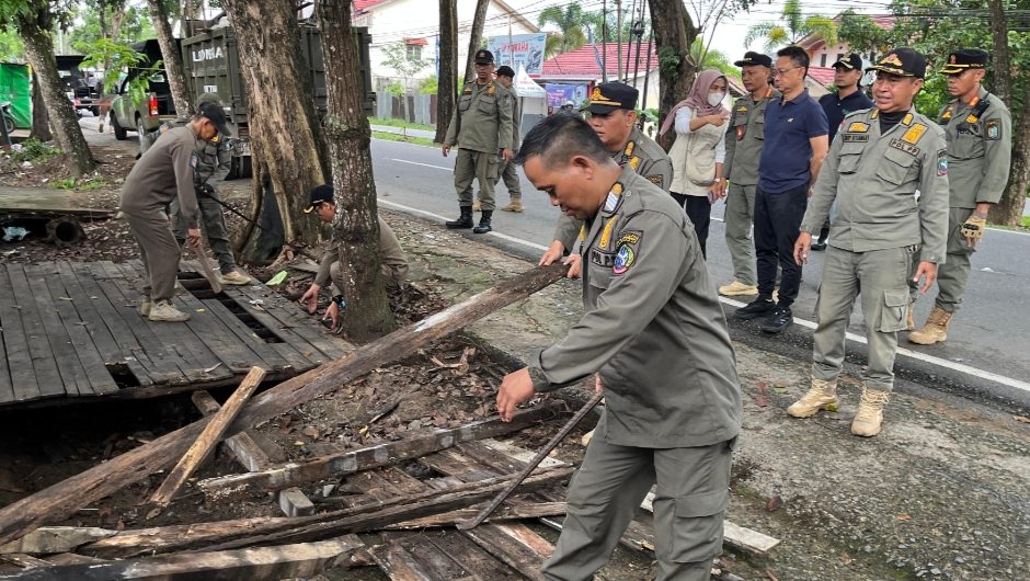 Edi Kamtono Pantau Langsung Penertiban Lapak Durian Di Pal Lima