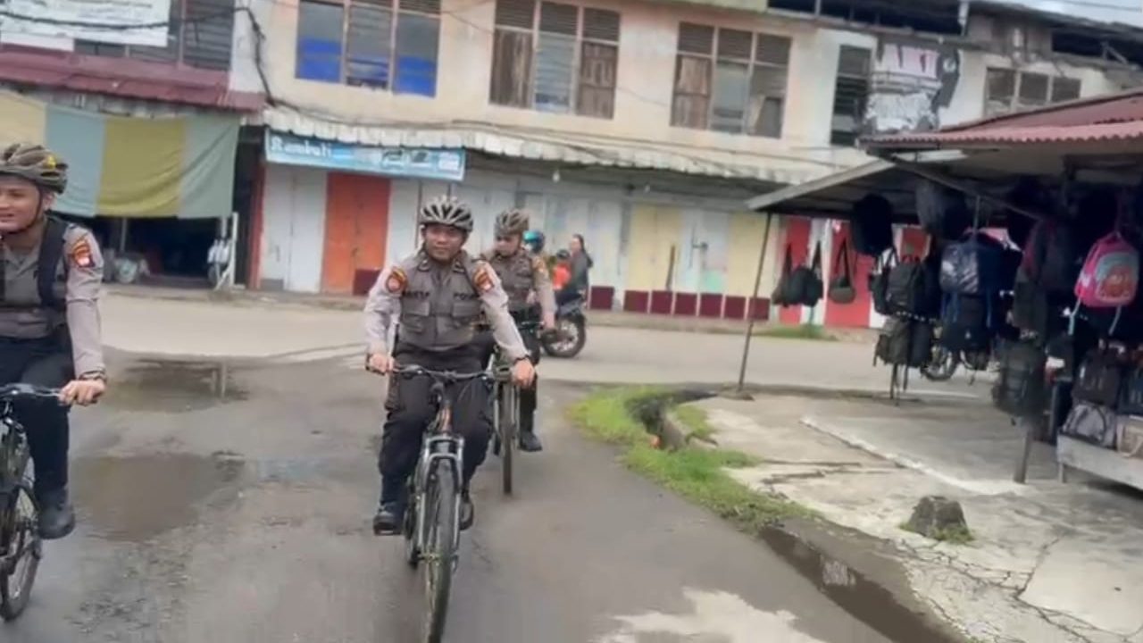Patroli Bersepeda Sat Samapta Polres Ketapang Dekatkan Diri dengan Warga
