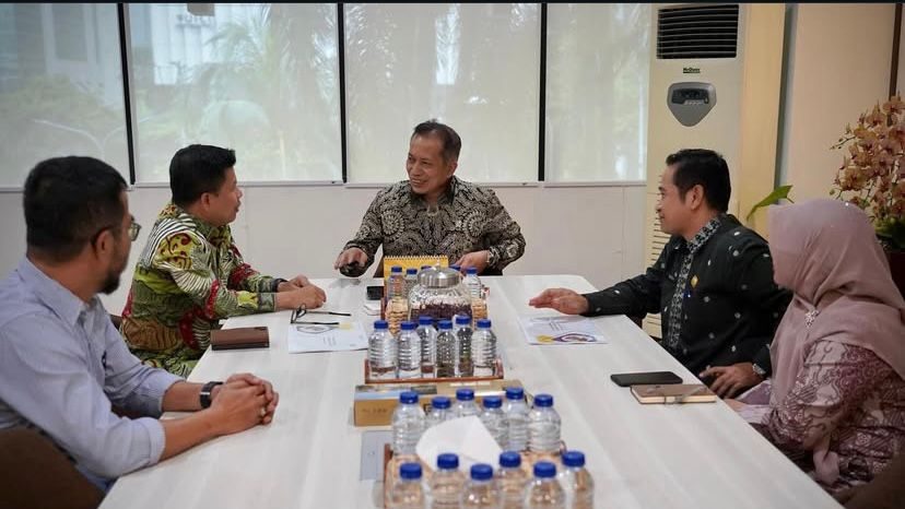 Perkuat Sinergi Pemerintah Pusat dan Daerah, Bupati Sambas Satono Temui Wamen Koperasi