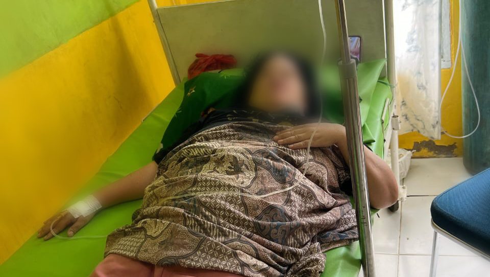 Warga Terluka Akibat Angin Puting Beliung Tumbangkan Pohon Kelapa di Kubu Raya