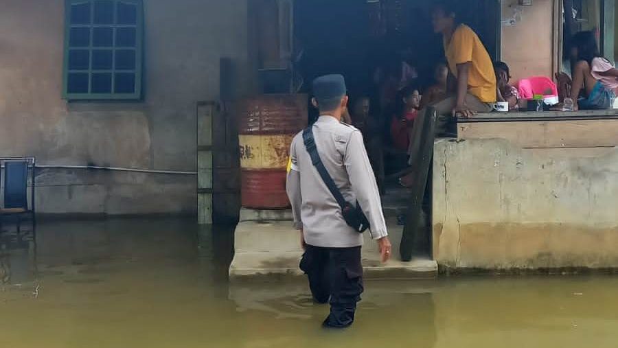 Banjir Rendam Puluhan Rumah di Kecamatan Beduai, Kapolsek Imbau Warga Waspada dan Siaga Evakuasi