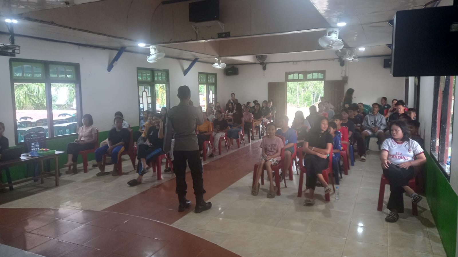 Bhabinkamtibmas Sosialisasikan Bahaya Narkoba kepada Pemuda Gereja di Banyuke Hulu