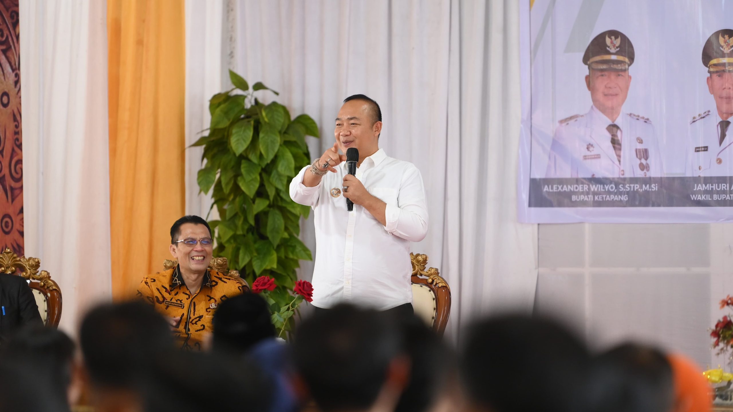 Gebrakan Dunia Pendidikan Bupati Ketapang, Dari Seragam Gratis, Beasiswa Hingga Insentif dan Fasilitas untuk Guru Daerah Terpencil