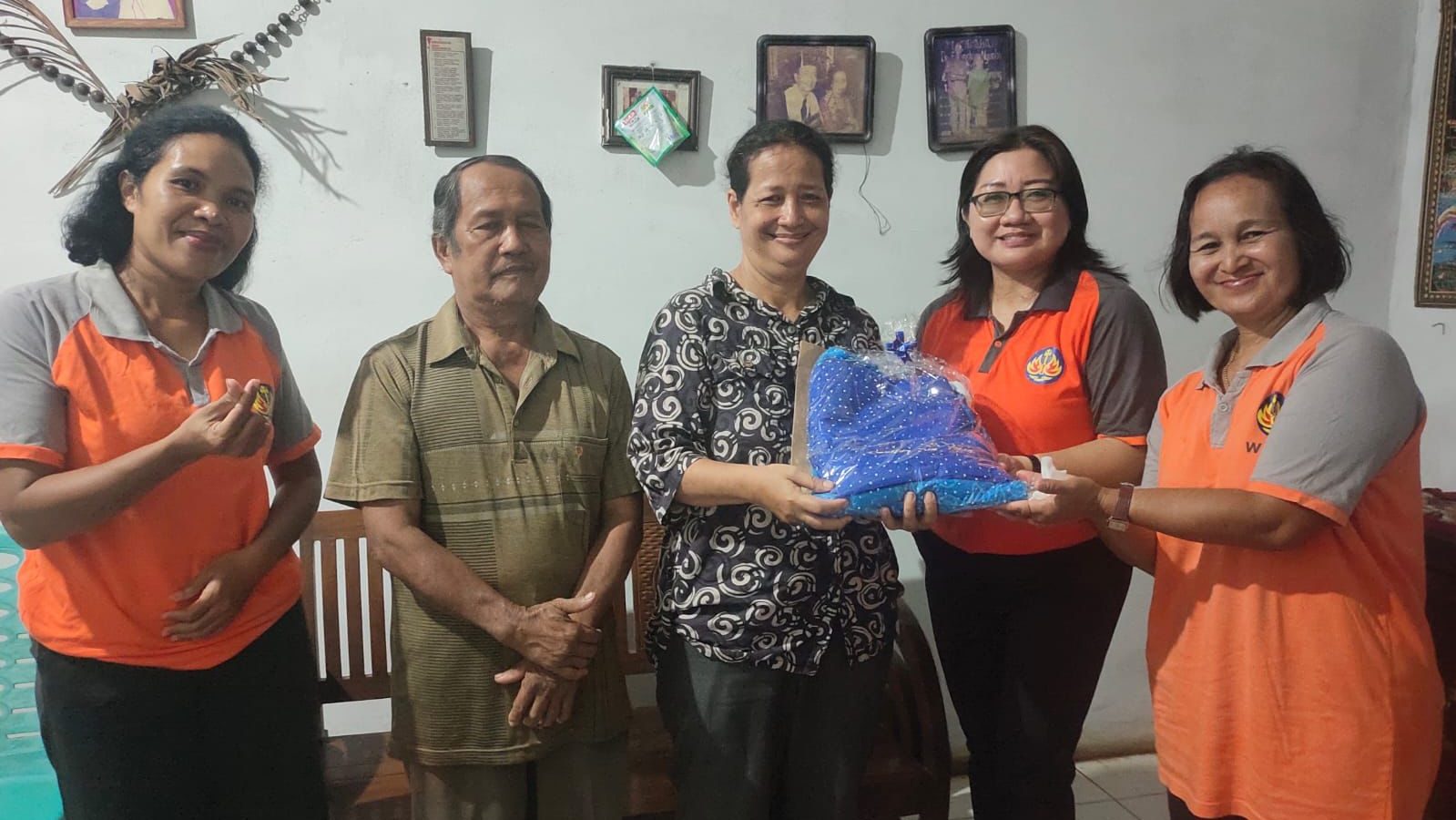 Memperingati Hari Raya Paskah, WKRI Ranting St. Ana Sintang Lakukan Anjangsana Ke Rumah Anggota yang Sudah Lansia