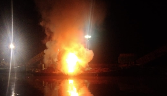Kapal Pengangkut Sawit KM Putra Jaya Terbakar di Pelabuhan PKS 10 BPG Terentang