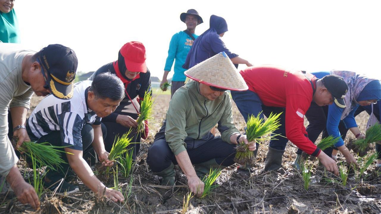 Pemkot Pontianak Gelar Gotong Royong dan Tanam Padi untuk Dukung Ketahanan Pangan Nasional