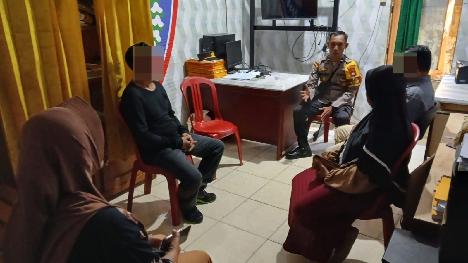 Bhabinkamtibmas Polres Kubu Raya Mediasi Konflik Warga di Desa Kuala Dua