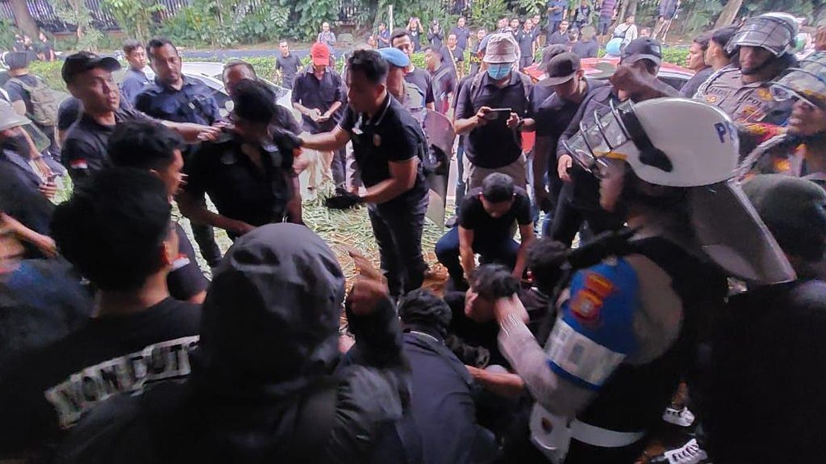 13 Penyusup Diduga Kelompok Anarko Diamankan Saat Aksi May Day di DPR