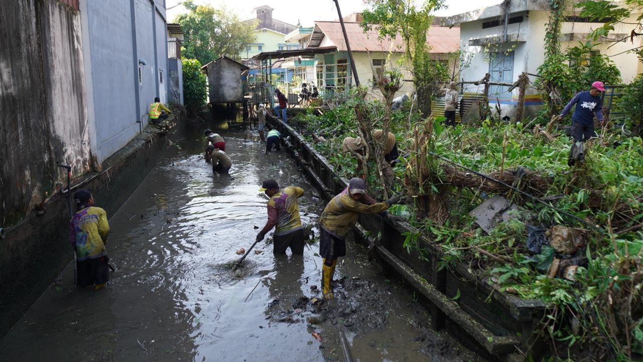 Pemkot Pontianak Ajak Warga Gotong Royong Bersihkan Parit di Hari Buruh