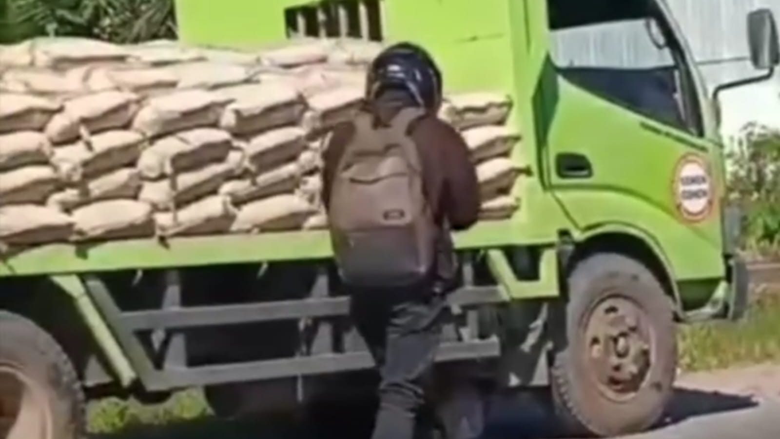 Tragedi di Wajok Mempawah: Kakak Tewas, Adik Selamat Usai Motor Tabrakan dengan Truk Semen